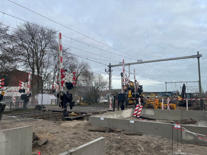 Ook de overweg werd grondig onder handen genomen. (Foto: Thomas van der Meer)