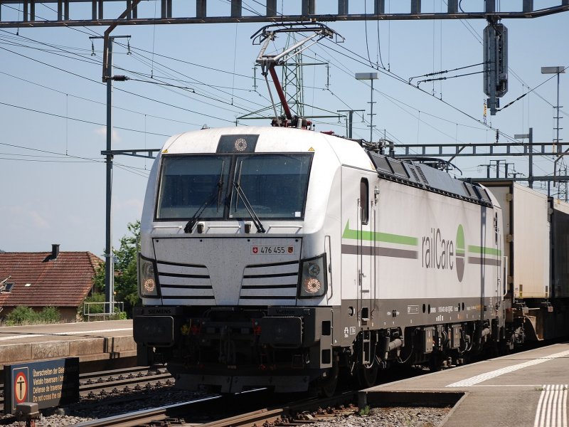 Een impressie van het logo van railCare op een Siemens Vectron locomotief. (Foto: Heitersberg)