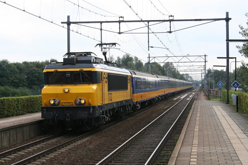 De 1732 die als trein 842 een stam ICRm rijtuigen in de richting van Maastricht/Heerlen trekt. (Rechten: Maurits90)