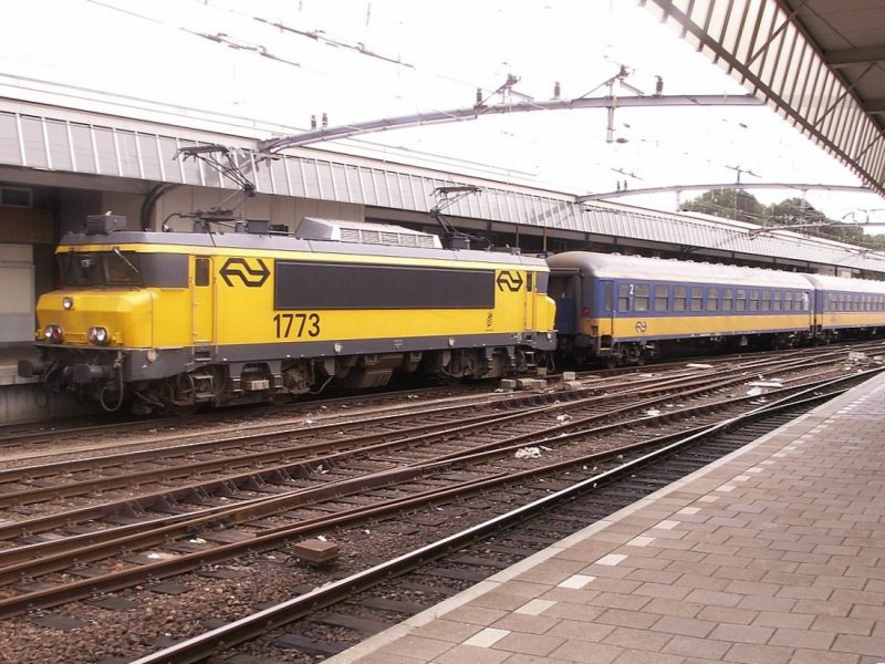 De 1773 met een stam ICL-rijtuigen aan de haak als trein 773. (Rechten: M. Bienick)