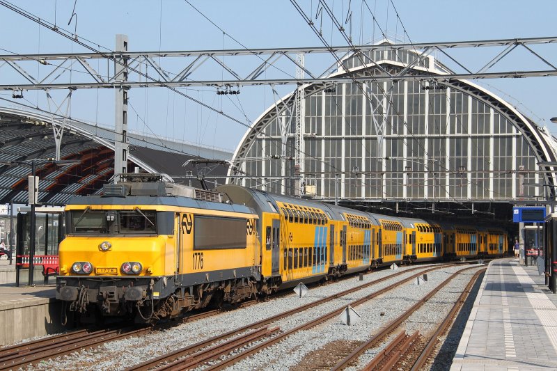 Locomotief 1776 op Amsterdam met een lange stam aan DDM-1 rijtuigen op 24 mei 2012. (Rechten: Willem90)