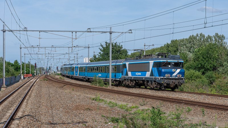 Een onbekende locomotief die de vroegere Railpromo Dinnertrain rijdt en Duivendrecht passeert. (Rechten: Rob Dammers)