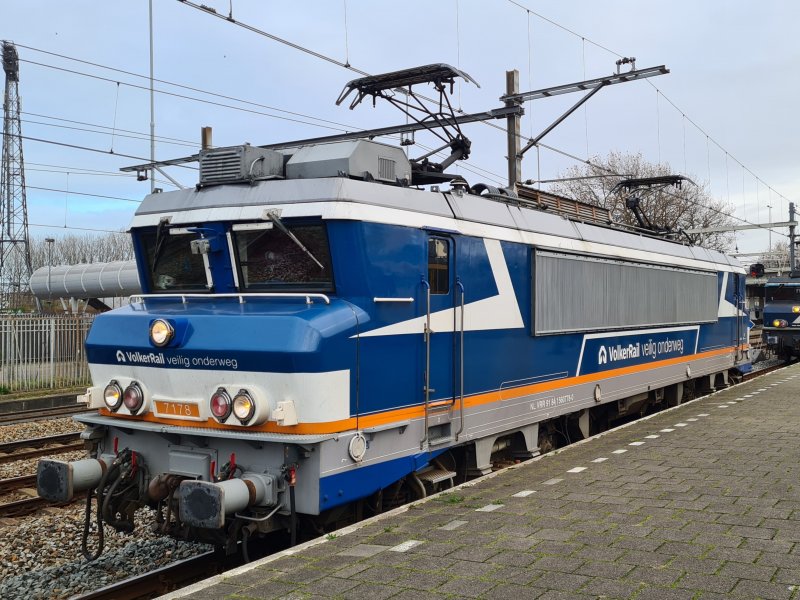 De VolkerRail locomotief 7178 (1778) op Rotterdam Stadion tijdens de genoemde afscheidsrit. (Rechten: Treinenweb.nl)
