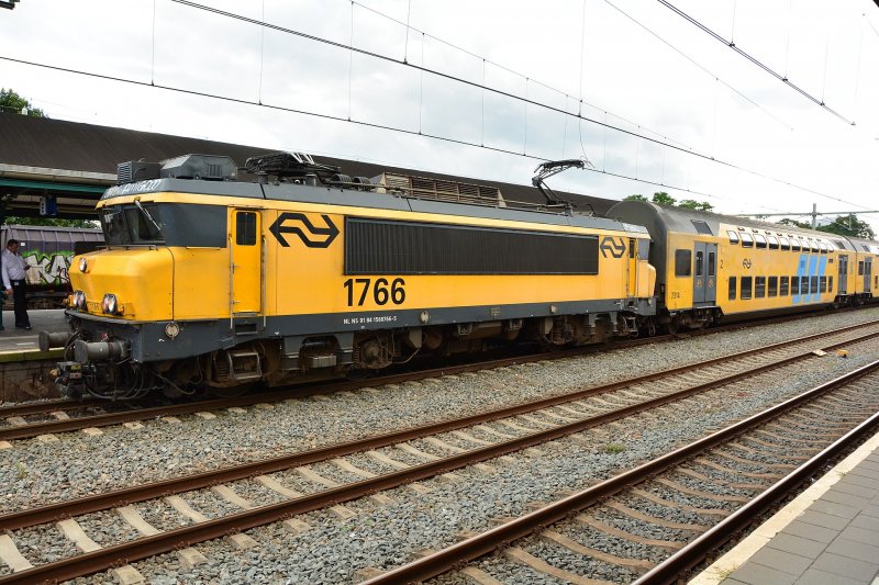 De 1766 in betere tijden toen deze nog bij NS actief was. Inmiddels staat deze aan de kant bij DC Tractie in Amersfoort en is mogelijk aan Railexperts verkocht voor het plukken van onderdelen. (Rechten: D.J. Remmers.)