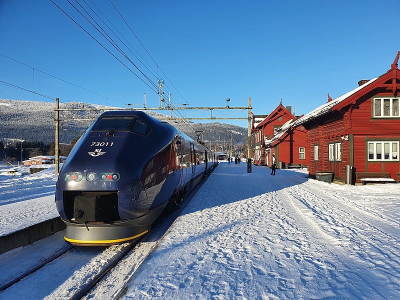 Een trein van de Noorse spoorwegen (SJ) tussen Trondheim en Vinstra. (Foto: Kolbkorr)