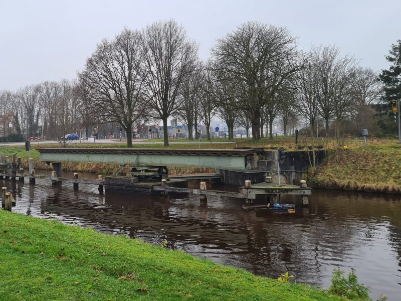 De spoorbrug die op het traject ligt waar de nieuwe treindienst vanaf eind 2026 zal gaan rijden. (Foto: Treinenweb)