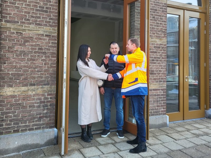 De overhandiging van de sleutels aan de nieuwe eigenaren. (Foto: Arno Leblanc / NS)