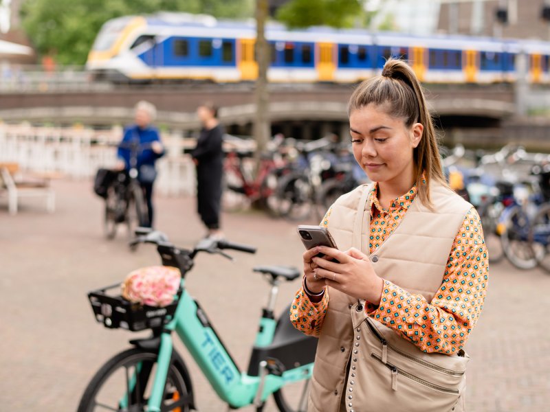 NS biedt nu ook elektrische deelfietsen van TIER aan voor NS Flex gebruikers. (Foto: Maaike Poelen / NS)