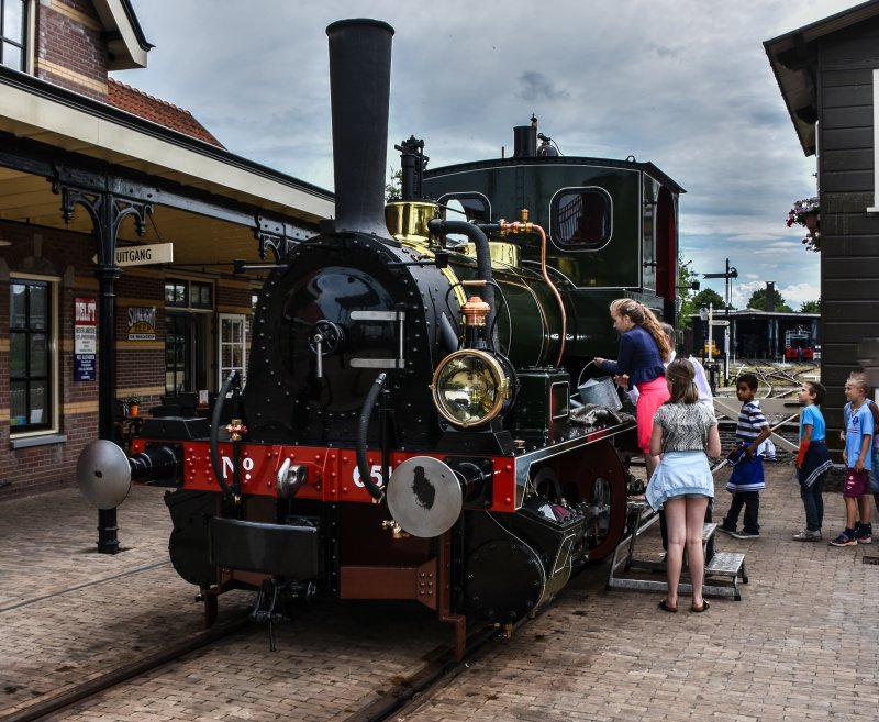 loc NS 6513 krijgt volop belangstelling van de jeugd. (Foto: Rijn Korthof)