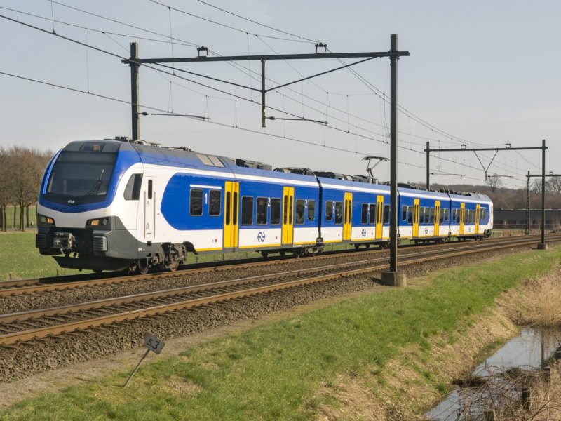 Zondagavond is een machinist gewond geraakt na een botsing met een trein op een carnavalswagen. (Foto: Rob Dammers)