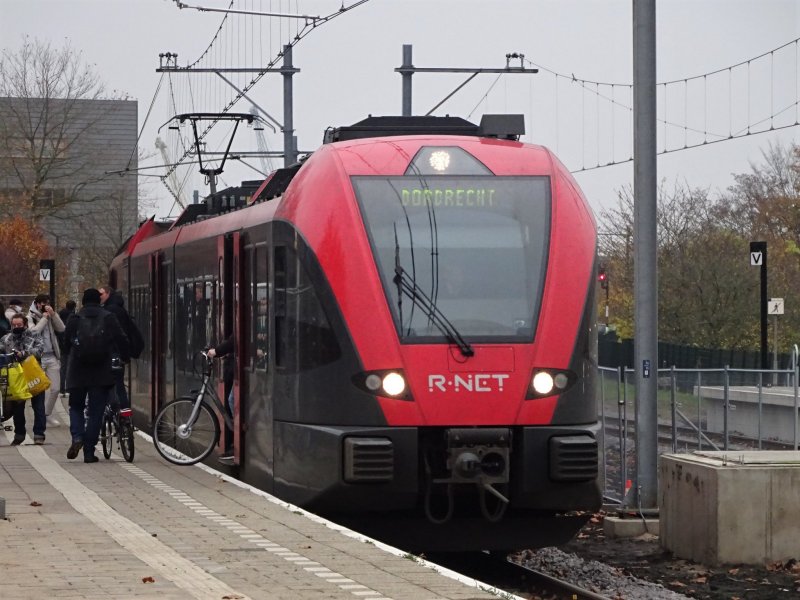 ProRail zoekt naar tijdelijke oplossing versteviging spoordijk bij Gorinchem. (Foto: Harry_NL)