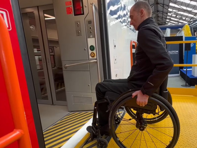 De nieuwe M7-rijtuigen zijn drempelvrij voor mensen met bijvoorbeeld een rolstoel. (Foto: NMBS, still-shot video)