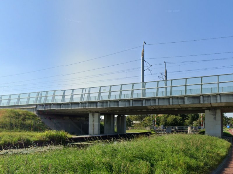 Het viaduct aan de Zuidweg bij Rijpwetering die eind 2025 deels vernieuwd moet worden vanwege de instabiliteit ervan. (Foto: Google Streetview)