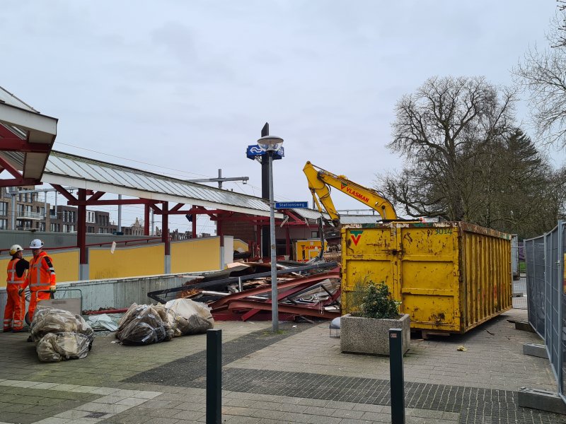 De sloop van het oude station is inmiddels van start gegaan. (Foto: Treinenweb.nl)