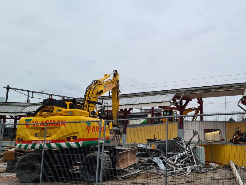 De sloop van het oude station zal tot en met het eind van dit jaar duren. (Foto: Treinenweb.nl)