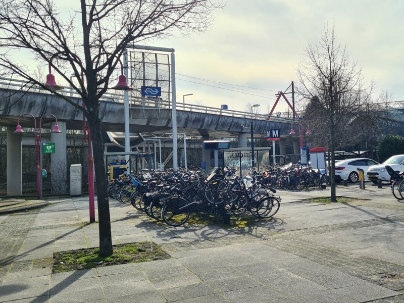 De huidige zij-entree van Duivendrecht geeft een rommelige indruk. (Foto: Treinenweb)