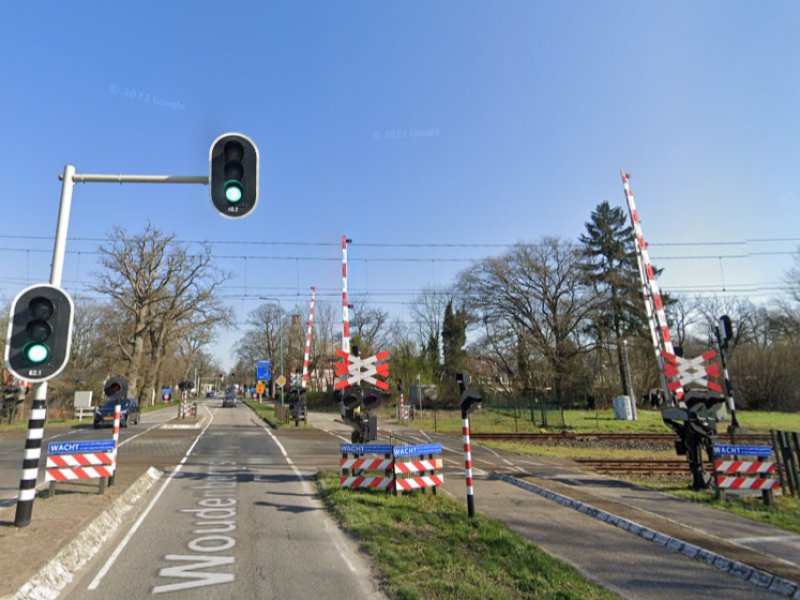 De gewraakte spoorwegovergang aan de N266 in Maarsbergen die vaak voor files en vertraging zorgt. (Foto: Google Streetview)