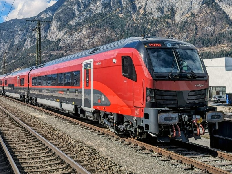 De cabine van de nieuwe Railjet heeft een typische Vectron-neus. (Foto: BB / George Satzinger)