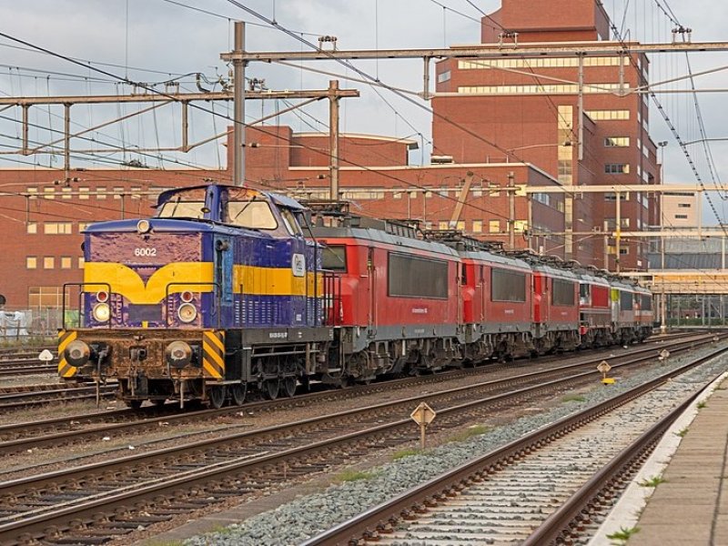 Een V60 locomotief die geregeld rangeerklusjes doet voor de 2454 CREW. Deze kleurstelling zou volgens de stichting ook worden toegepast op hun dieseltractie. (Foto: Roel Hemkes)