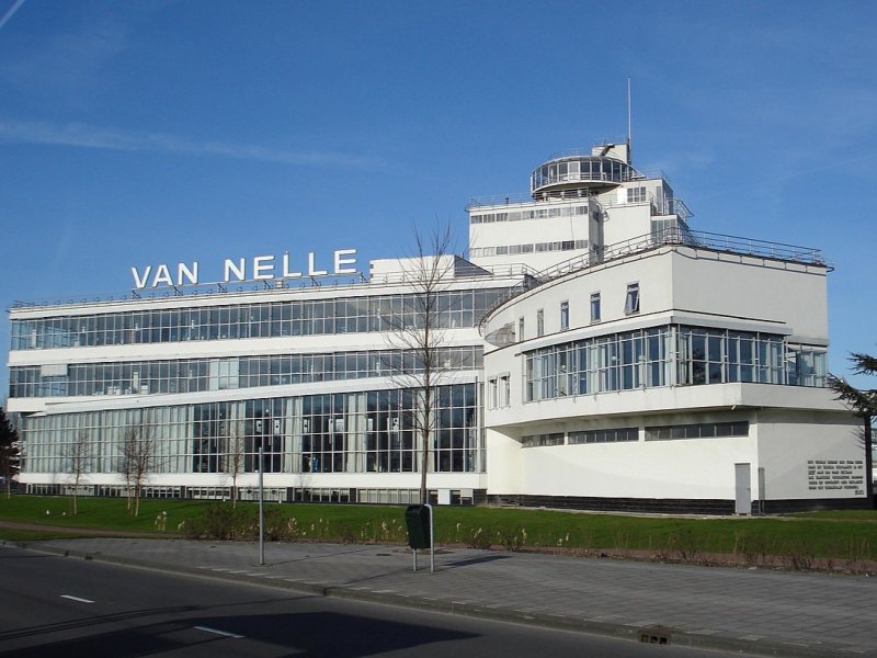 De fabriek van Van Nelle die in het middelpunt stond vanwege een toekomstig opgeheven rookverbod op een nog te bouwen station. (Foto: F. Eveleens)