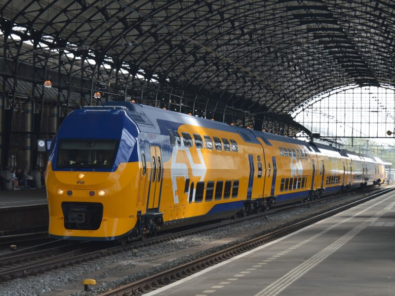 De laatste gemoderniseerde VIRM 2/3 tijdens een testrit op station Haarlem. (Foto: Wijnand Keesmaat)