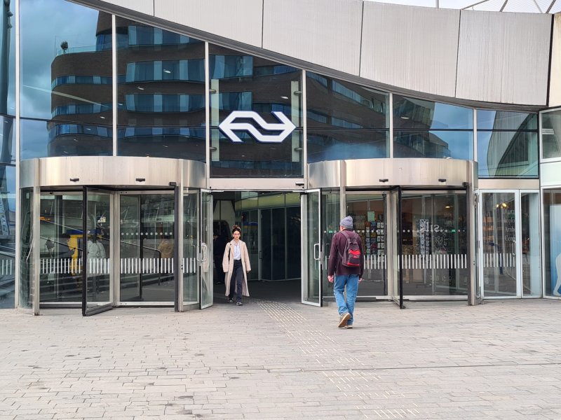 Informatiescherm op Arnhem Centraal vertoonde vulgaire beelden - Treinenweb