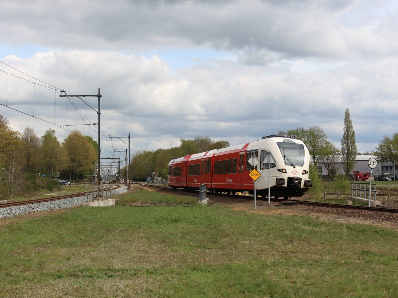 Het spoor (rechts) van Marinberg naar Almelo zal over enkele jaren ook worden gelektrificeerd. (Foto: Treinenweb)