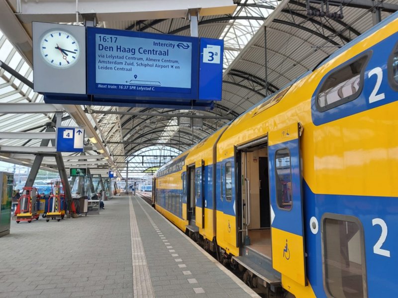 Op veel perronborden is tegenwoordig een locatieaanduiding te zien in de vorm van een pin. (Foto: NS)