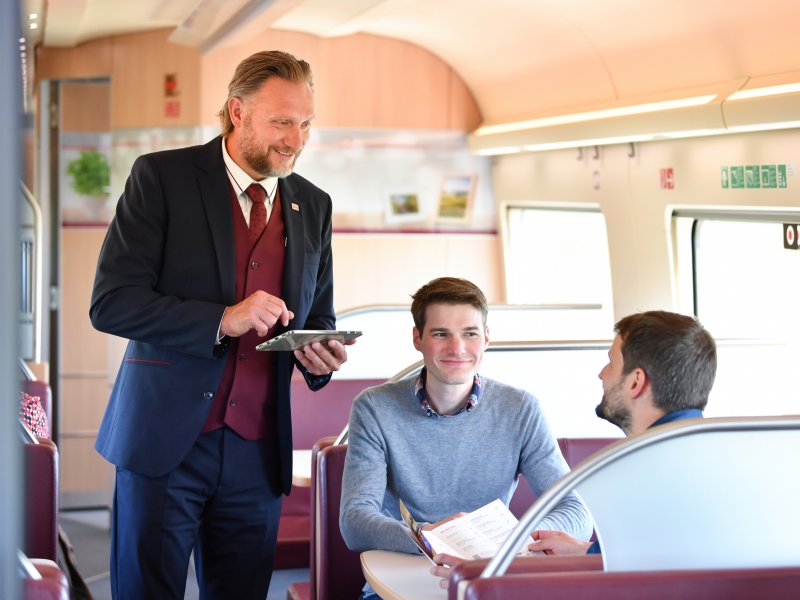 Een restauratierijtuig van de Deutsche Bahn. (Foto: Deutsche Bahn AG / Oliver Lang)