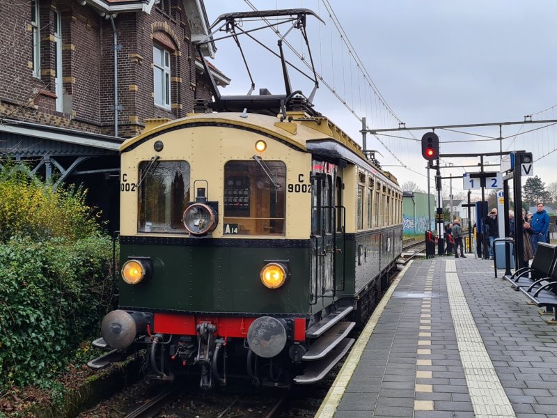 De mC 9002 tijdens de Oliebollenrit 2023 van de NVBS op station Soest. (Rechten: Treinenweb.nl)