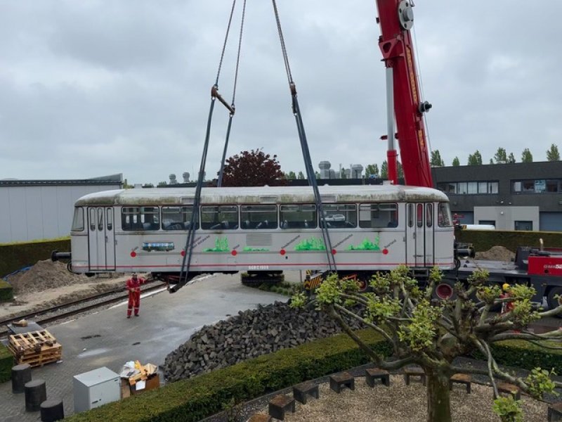 De plaatsing van de oude Schienenbus op de parkeerplaats van RailTD. (Foto: Nick Lapidaire)