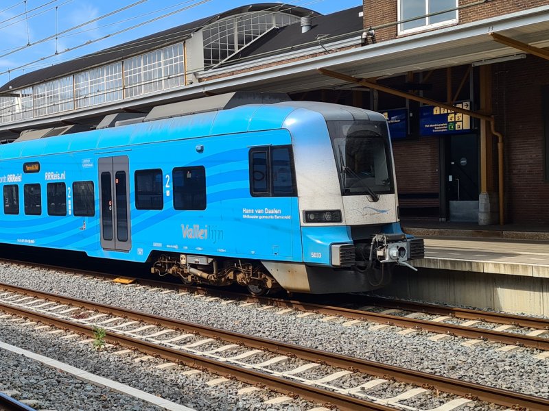 De vernieuwde Protos in RRReis-huisstijl komt pas in juni 2026 op het spoor. (Foto: Treinenweb)