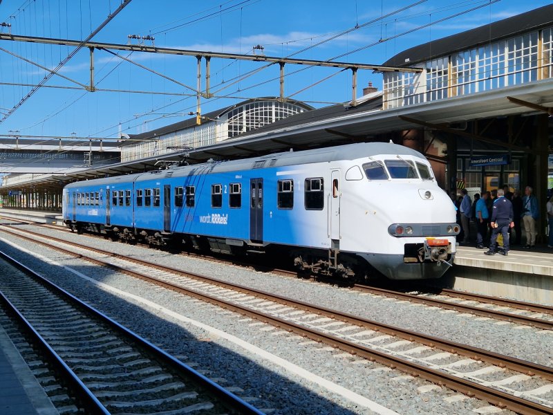 De 904 die voor twee jaar door Keolis wordt gehuurd staat op station Amersfoort Centraal. (Foto: Treinenweb)