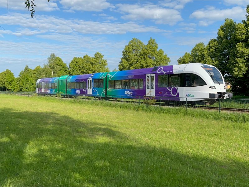 Arriva laat eerste trein in RRReis-kleurstelling in dienst rijden