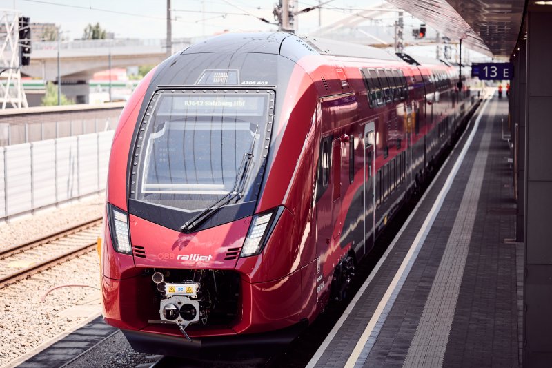 De dubbeldeks Railjet is de eerste KISS bij de Oostenrijkse Spoorwegen die voorzien is van het snelle snoetje. (Rechten: Marek Knopp)