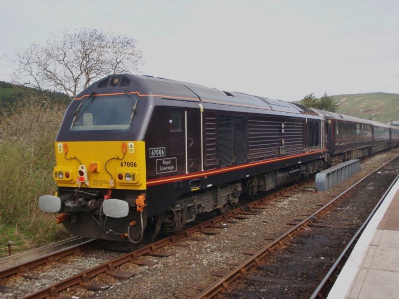 De Class 67 (67006) locomotief met de Britse Koninklijke trein, die over twee jaar met pensioen gaat. (Foto: Peter Broster)