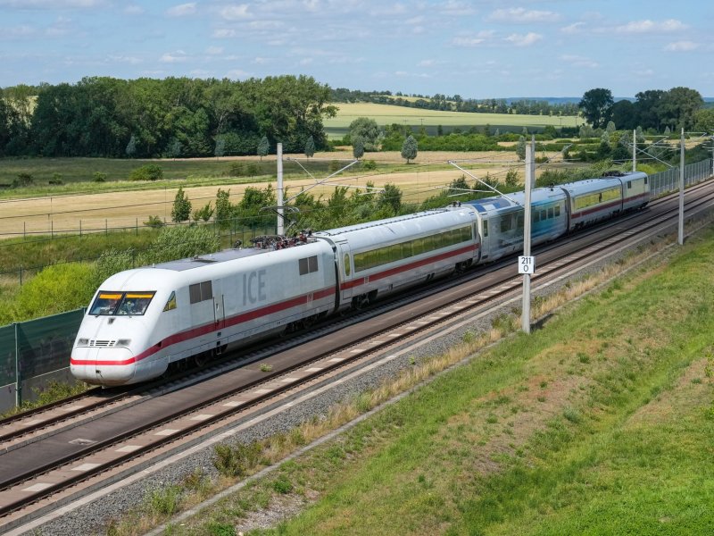 De testrit van de ICE-S met in het midden het wit/blauwe Velaro Novo testrijtuig. (Foto: Deutsche Bahn AG / Oliver Lang )