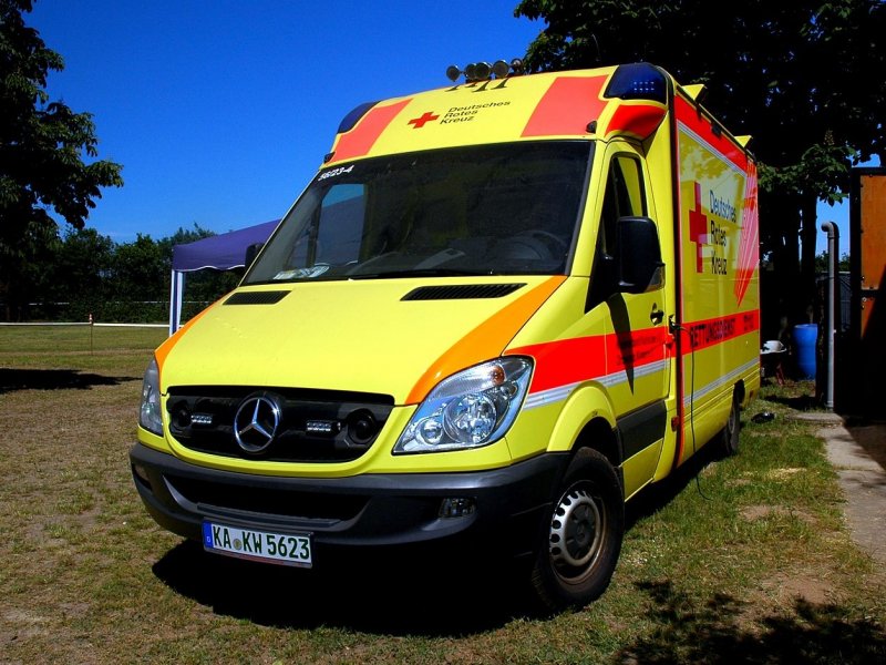 Archieffoto van een ambulance. Elders in het artikel staat een verwijzing naar de actuele foto's. (Foto: Radosław Drożdżewski)