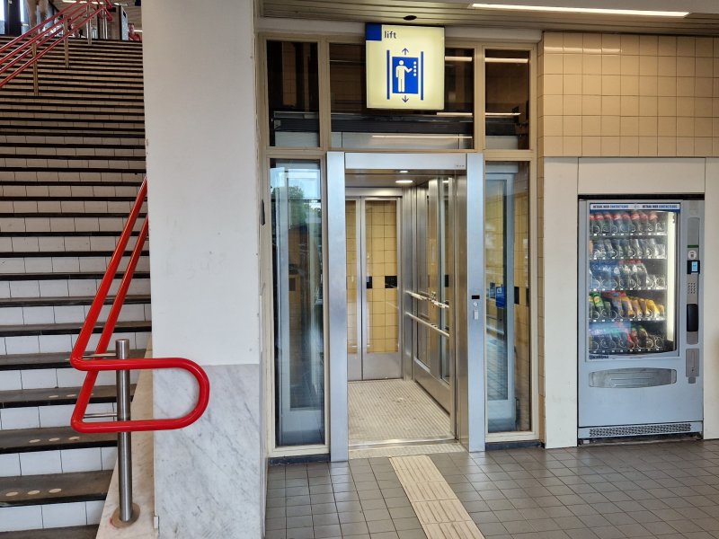Reizigers op station Woerden kunnen weer gebruik maken van de lift in de stationshal. (Foto: Treinenweb/Clayweb)