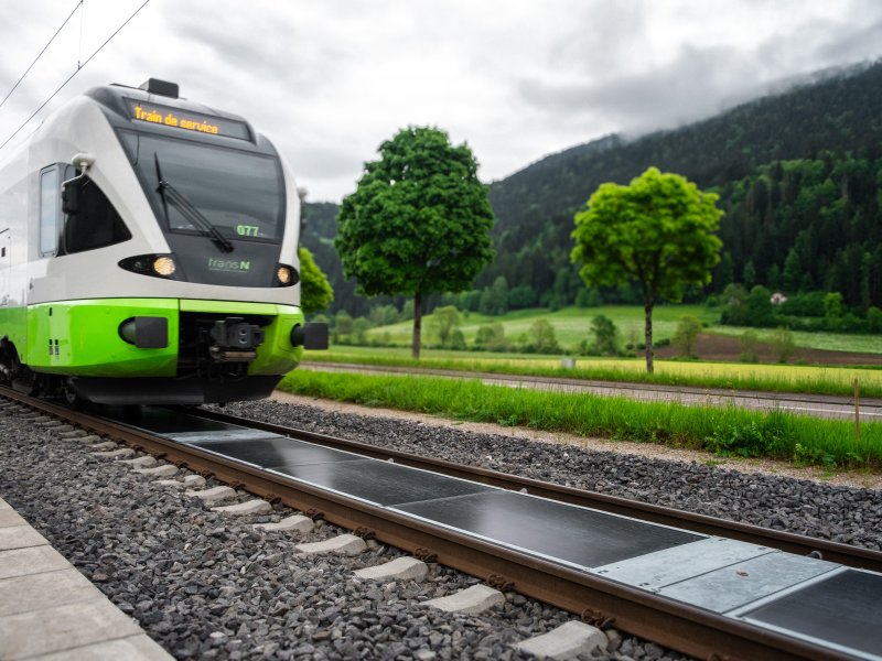 De zonnepanelen die tussen de rails liggen. (Foto: Sun-Ways)
