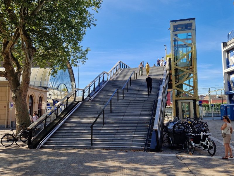 De trap van de passerelle naast het station van Zwolle.  (Foto: Clayweb / Treinenweb)
