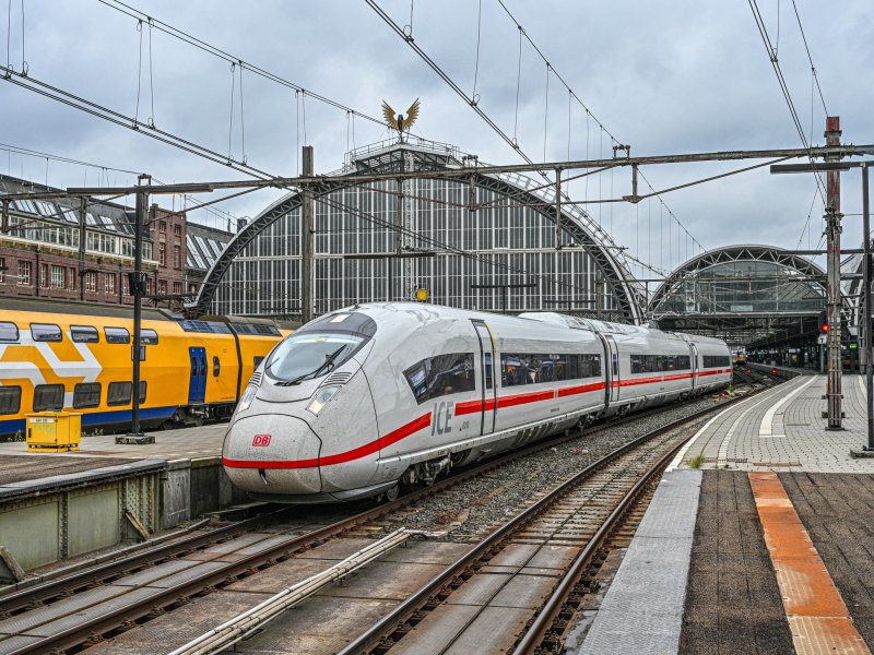 De aankomst van de ICE3neo vanuit Berlijn in Amsterdam. (Foto: Deutsche Bahn AG / Dirk Wittmann)