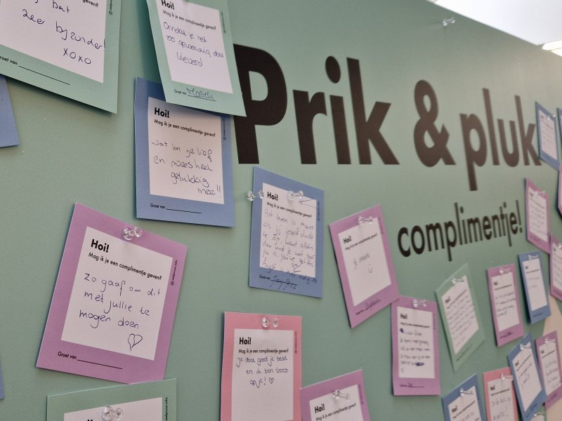 Iedereen was welkom op complimenten op een bord te prikken. (Foto: Clayweb / Treinenweb)