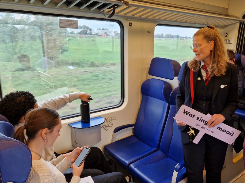 Ook in de trein werd er aandacht gegeven aan het initiatief. (Foto: Clayweb / Treinenweb)