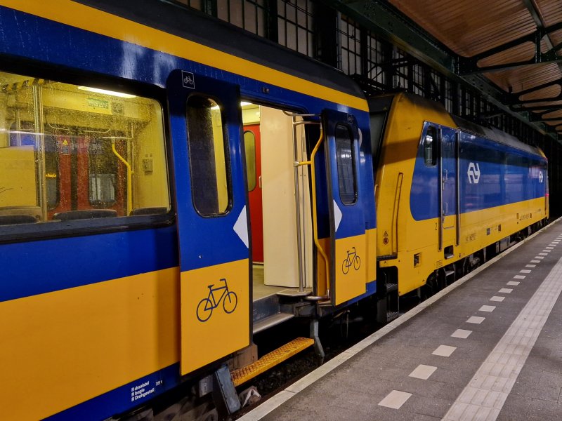 De ICR-rijtuigen die door een Traxx-locomotief van Alstom wordt getrokken. (Foto: Clayweb / Treinenweb)