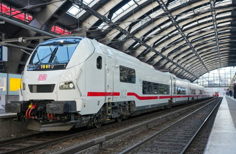 De presentatie van de ICE L op vrijdag 17 oktober in Berlijn. (Rechten: Deutsche Bahn AG / Oliver Lang)