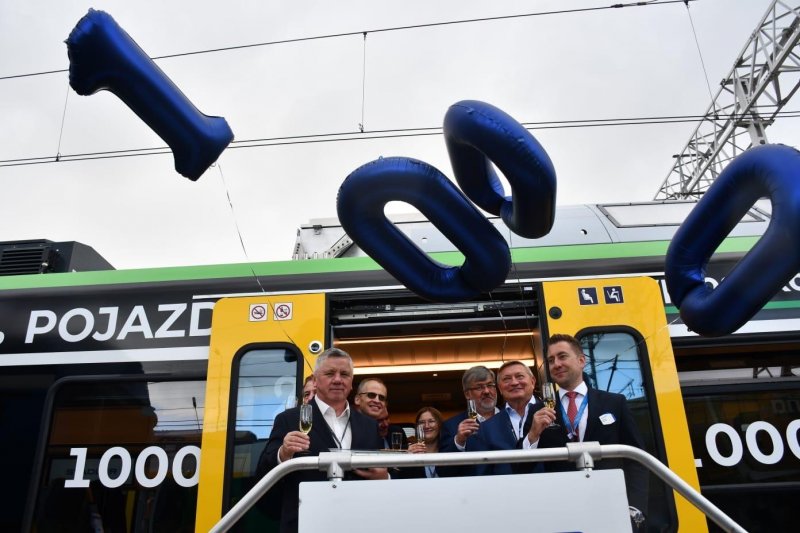 Bij de presentatie werden er ballonnen opgelaten die de mijlpaal van 1000 gefabriceerde spoorwegvoertuigen markeerde. (Rechten: Stadler)