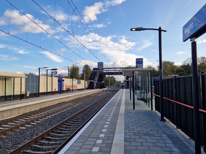 Het station is aangelegd aan een tijdelijk spoor wat naast de bouwlocatie ligt. (Rechten: Clayweb / Treinenweb)