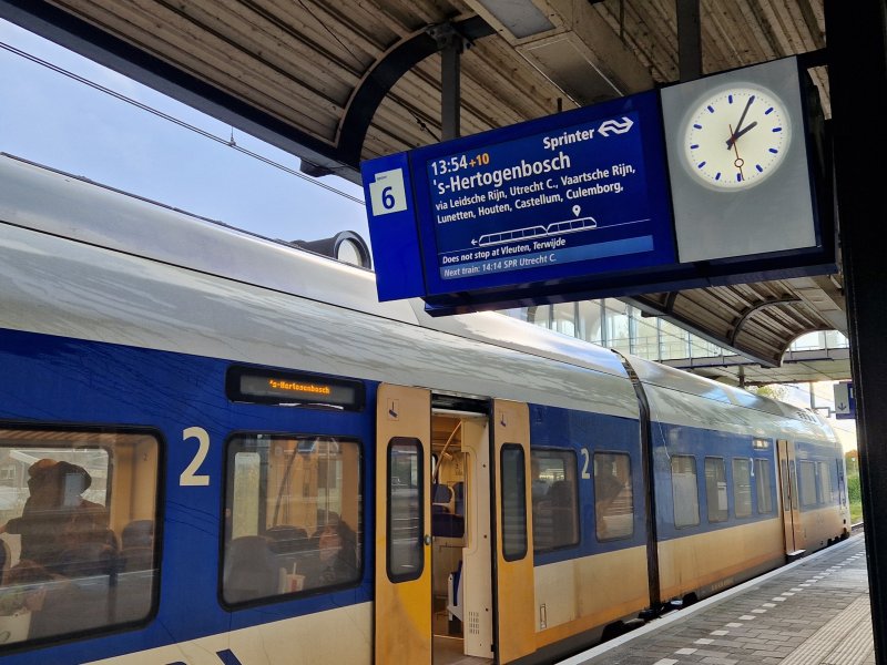 Maandagmiddag heeft NS de vertrektijdborden op de blauwe modus gezet. (Foto: Clayweb / Treinenweb)