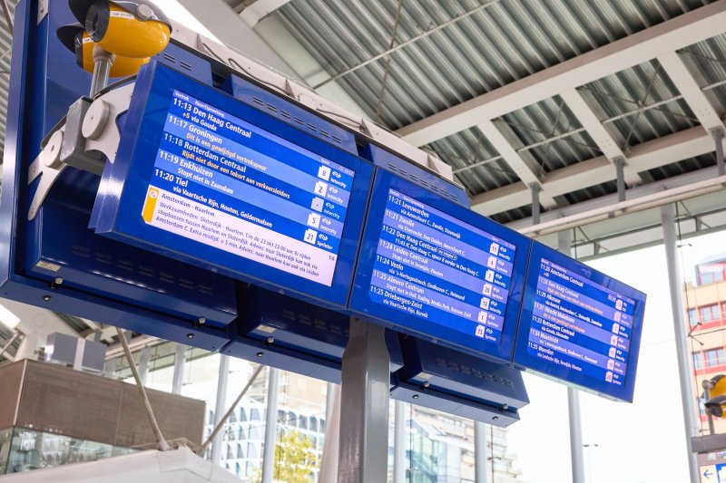 Ook de vertrektijdschermen zijn over gegaan op het nieuwe contrast. (Foto: NS)